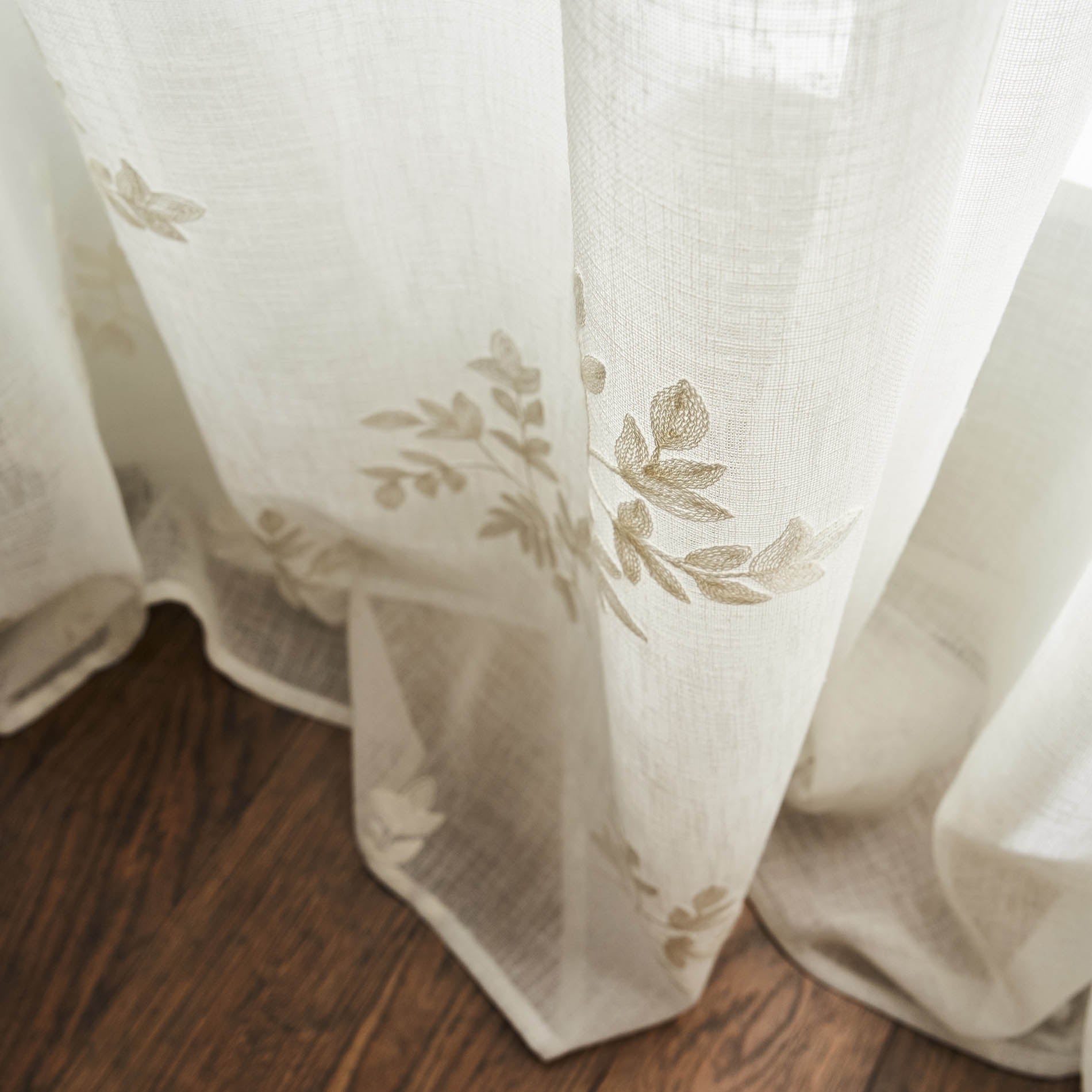 Curtain with studs 140x280cm Leaf Offwhite AW24 532/05