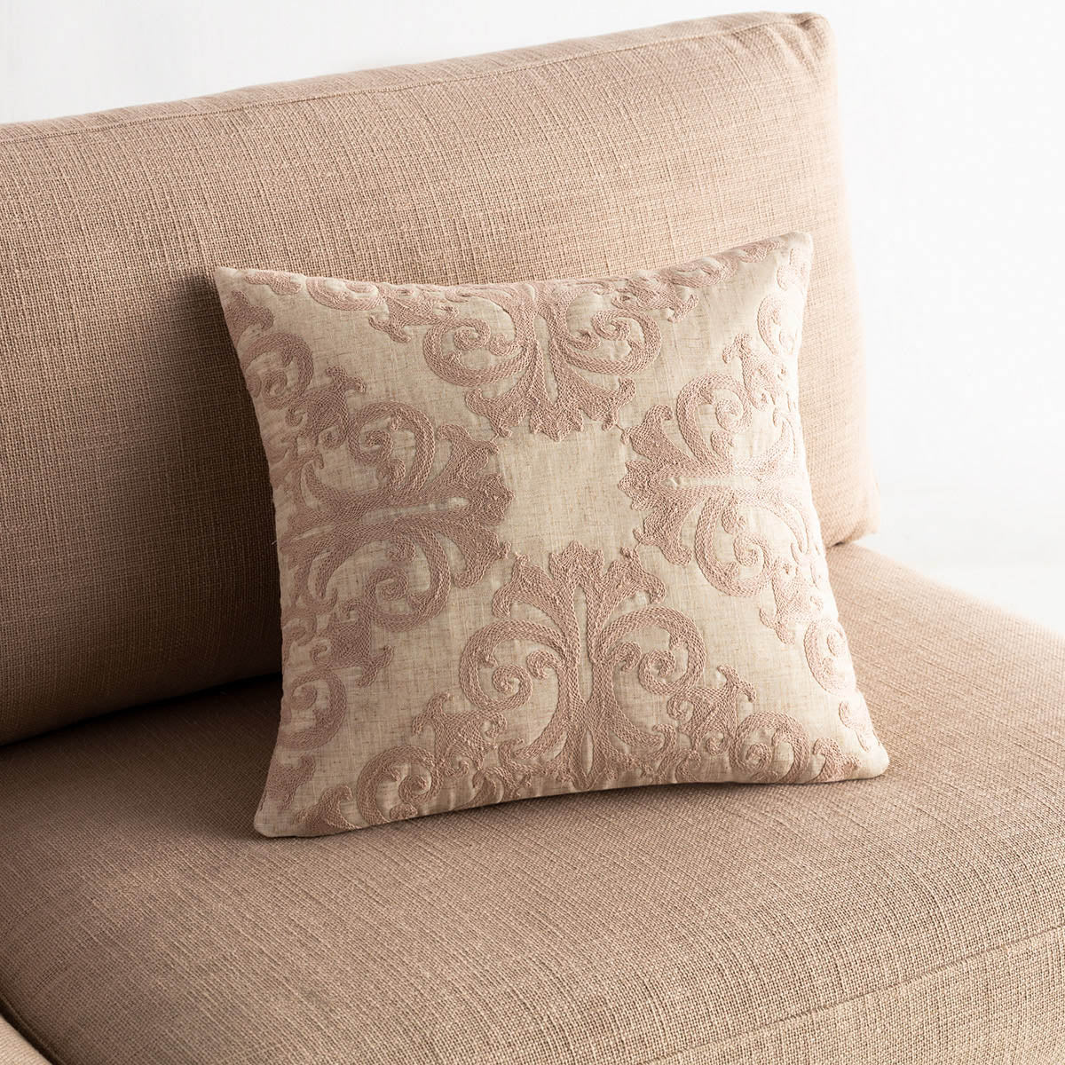 Embroidered pillowcase 43X43cm in linen fabric.