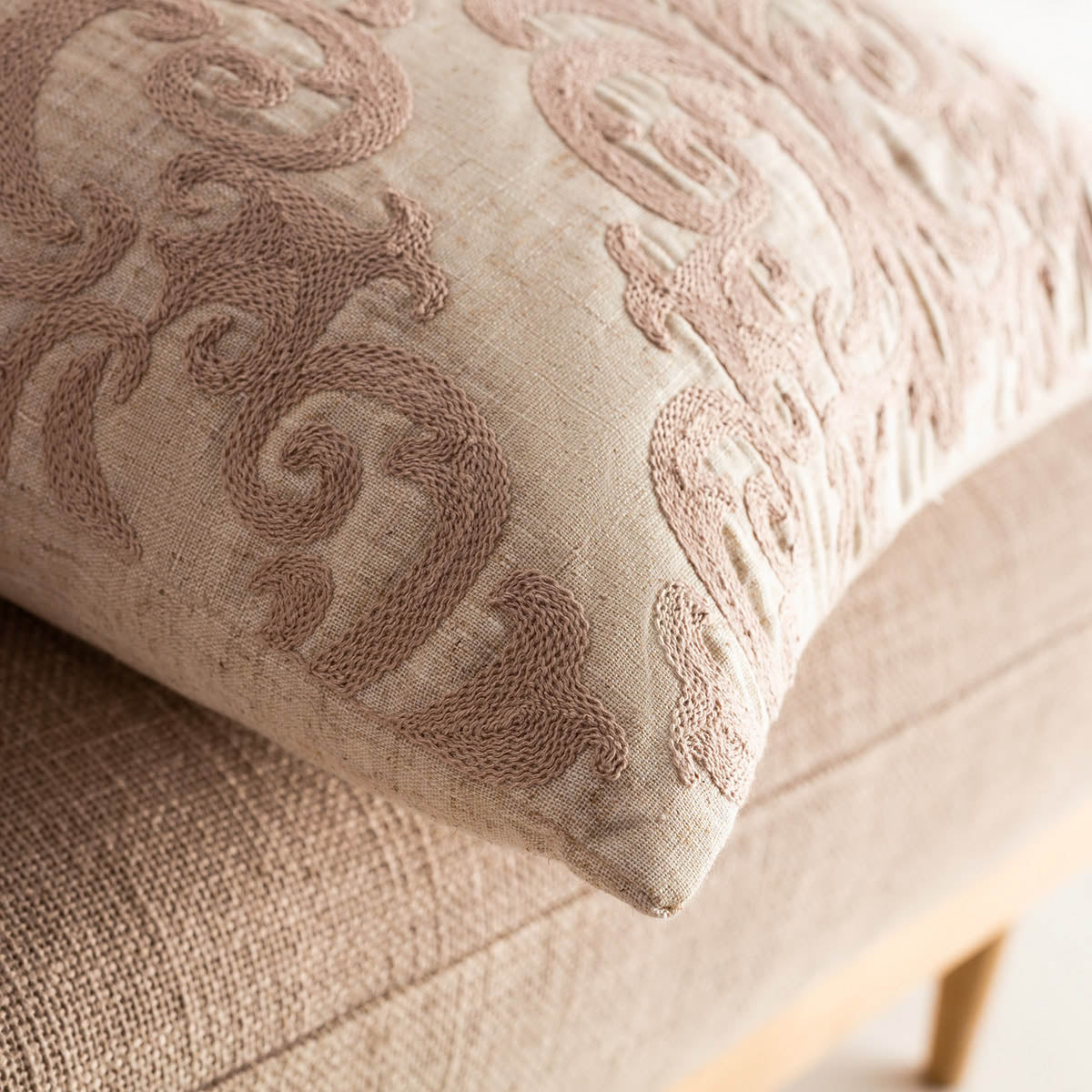 Embroidered pillowcase 43X43cm in linen fabric.