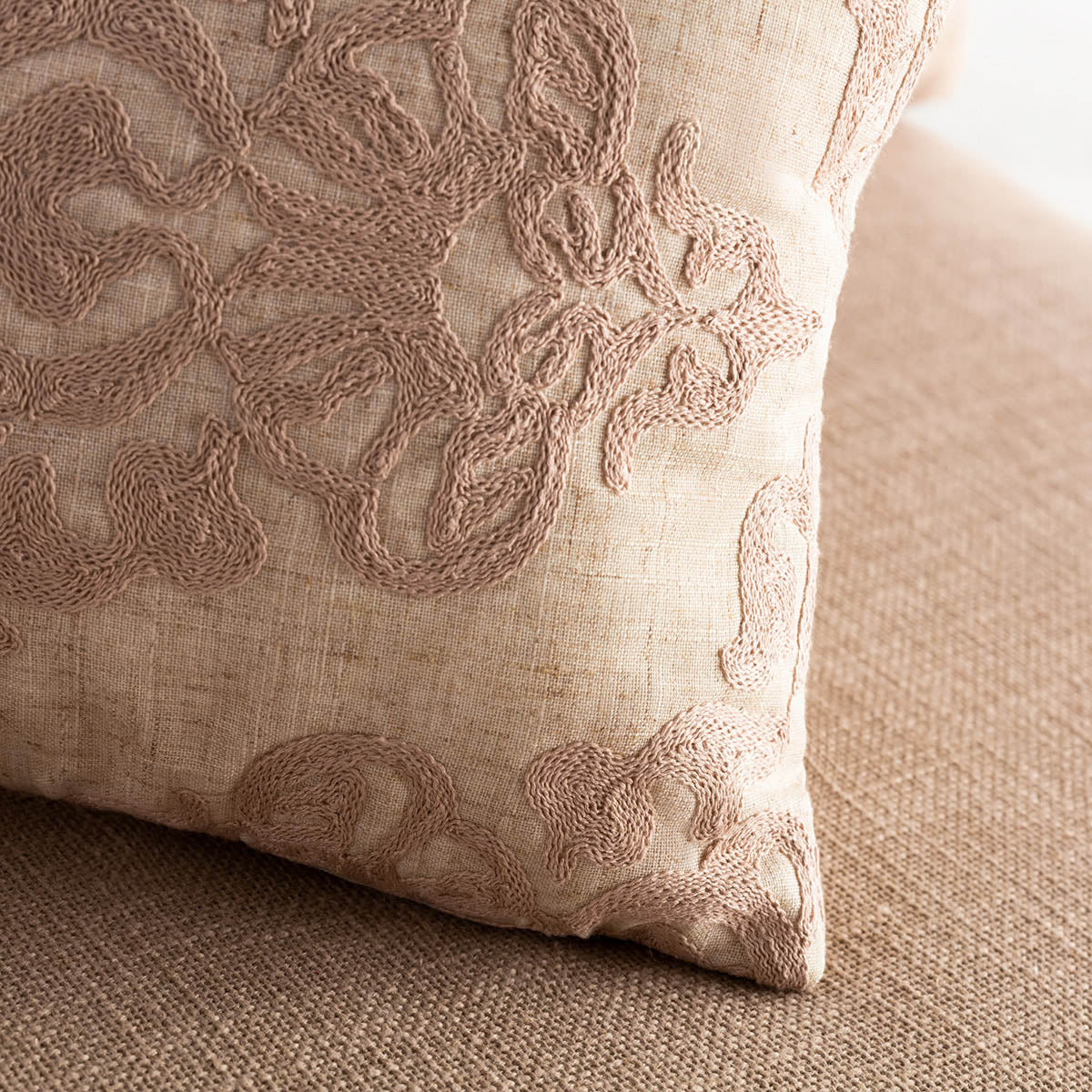 Embroidered pillowcase 43X43cm in linen fabric.