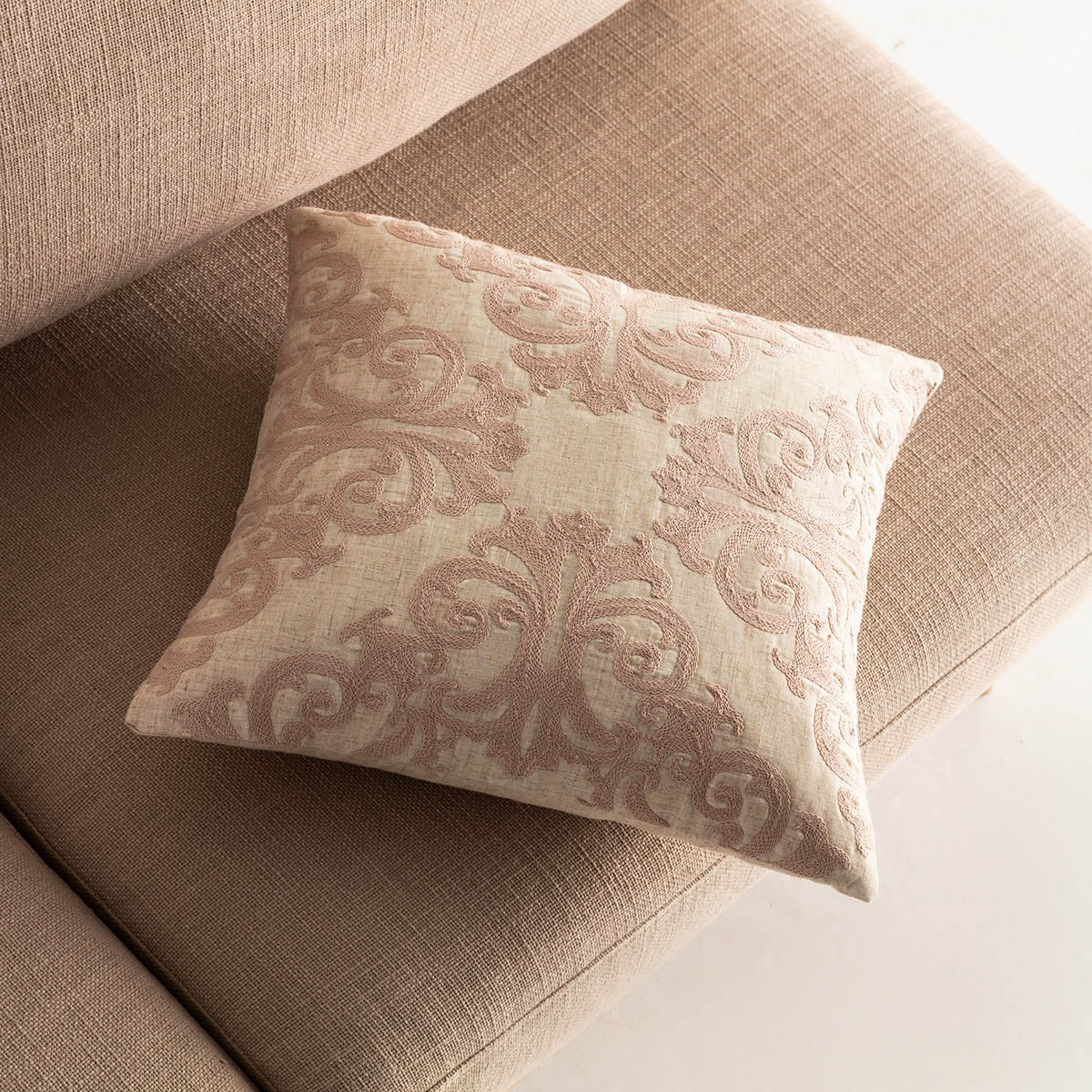 Embroidered pillowcase 43X43cm in linen fabric.