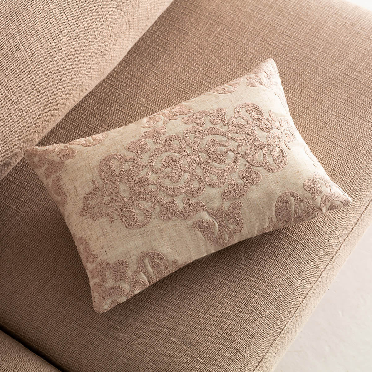 Embroidered pillowcase 30X45cm in linen fabric.