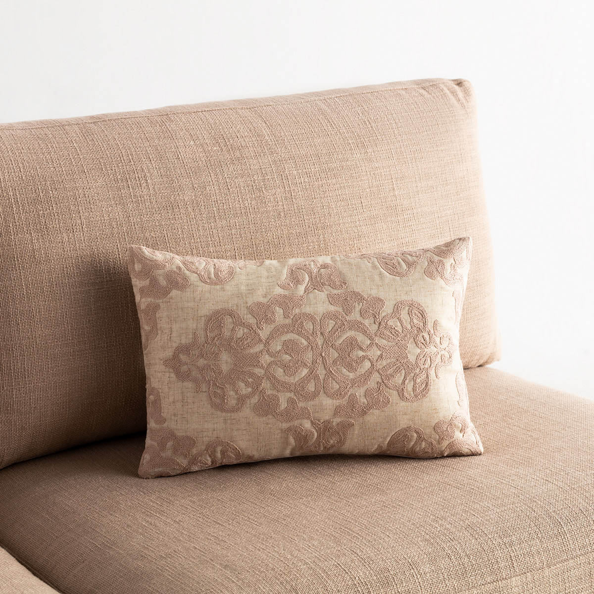 Embroidered pillowcase 30X45cm in linen fabric.