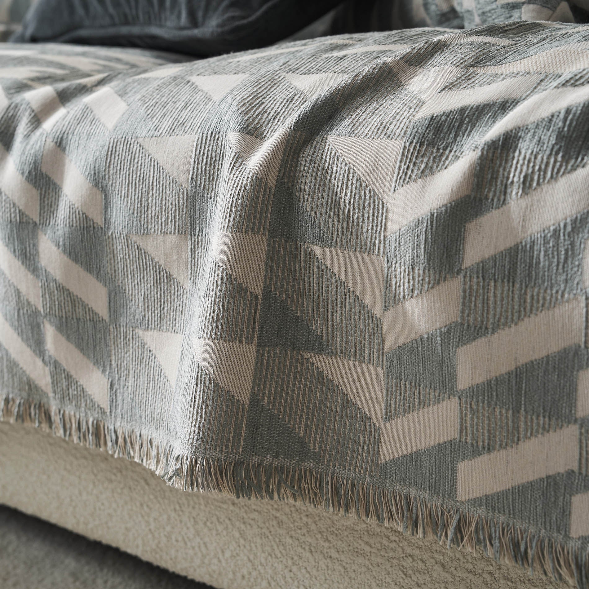 Caspian Weed Grey Throw 156/07