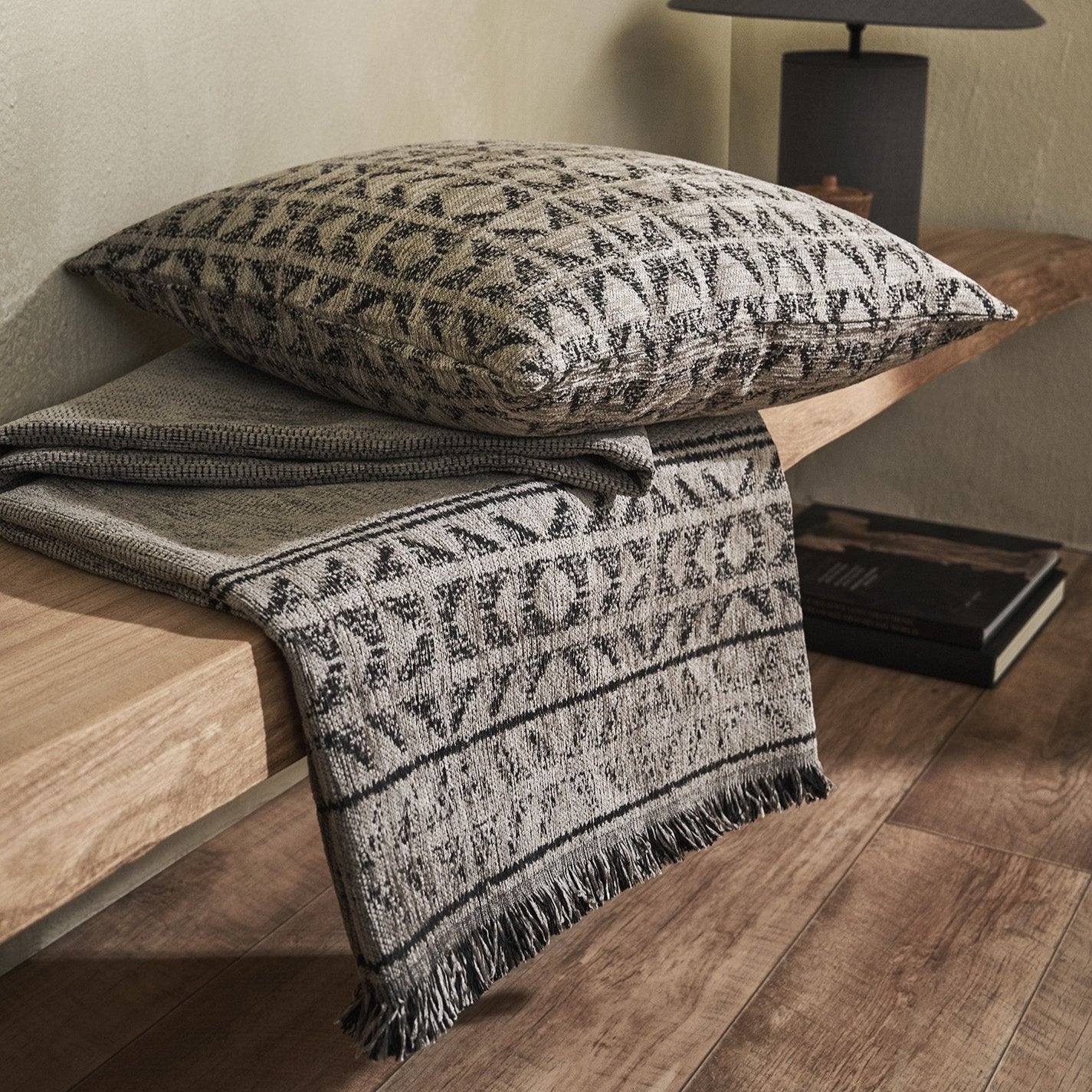 Throw Indira Ash Beige/ Black 258/13