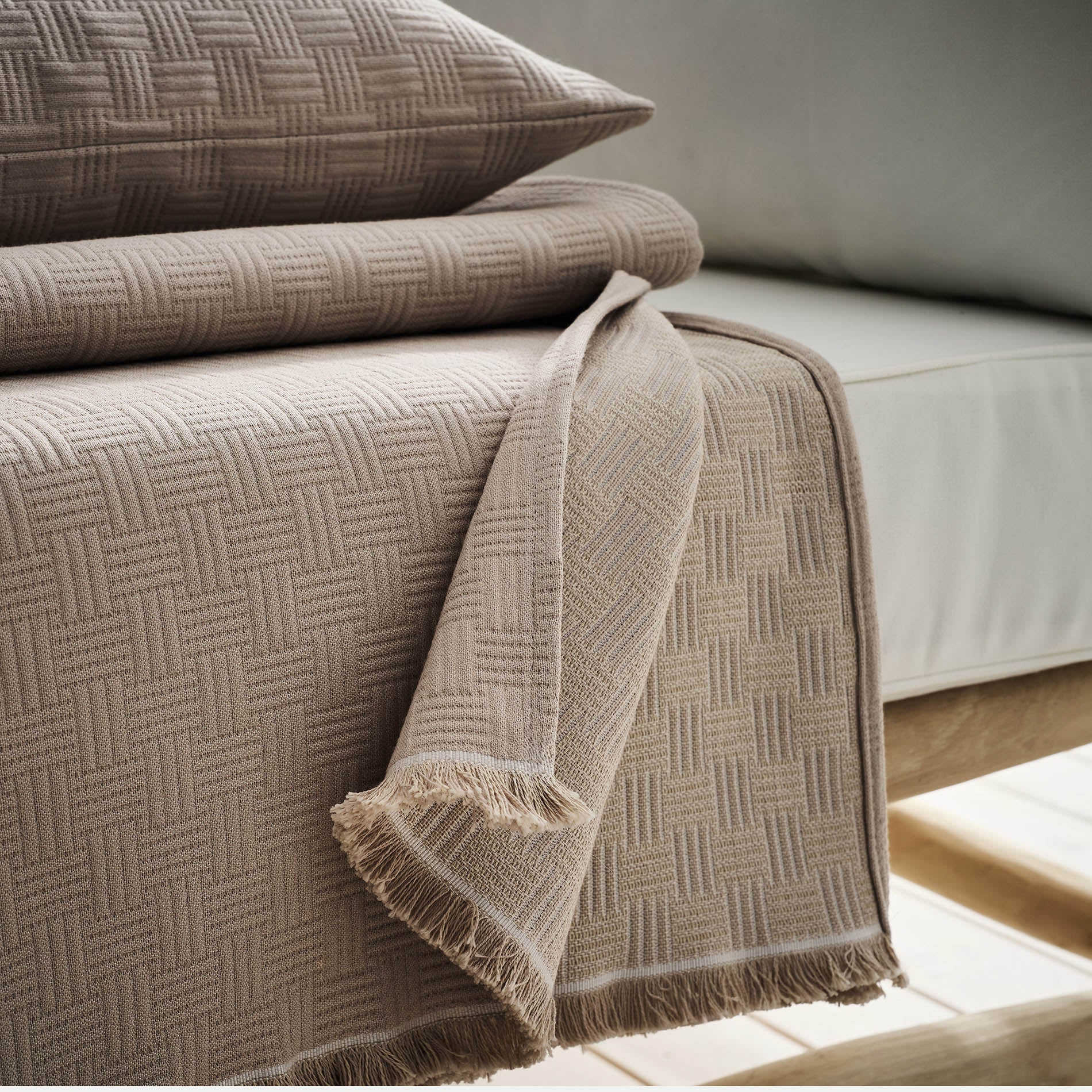 Throw Ilania Sand Beige 318