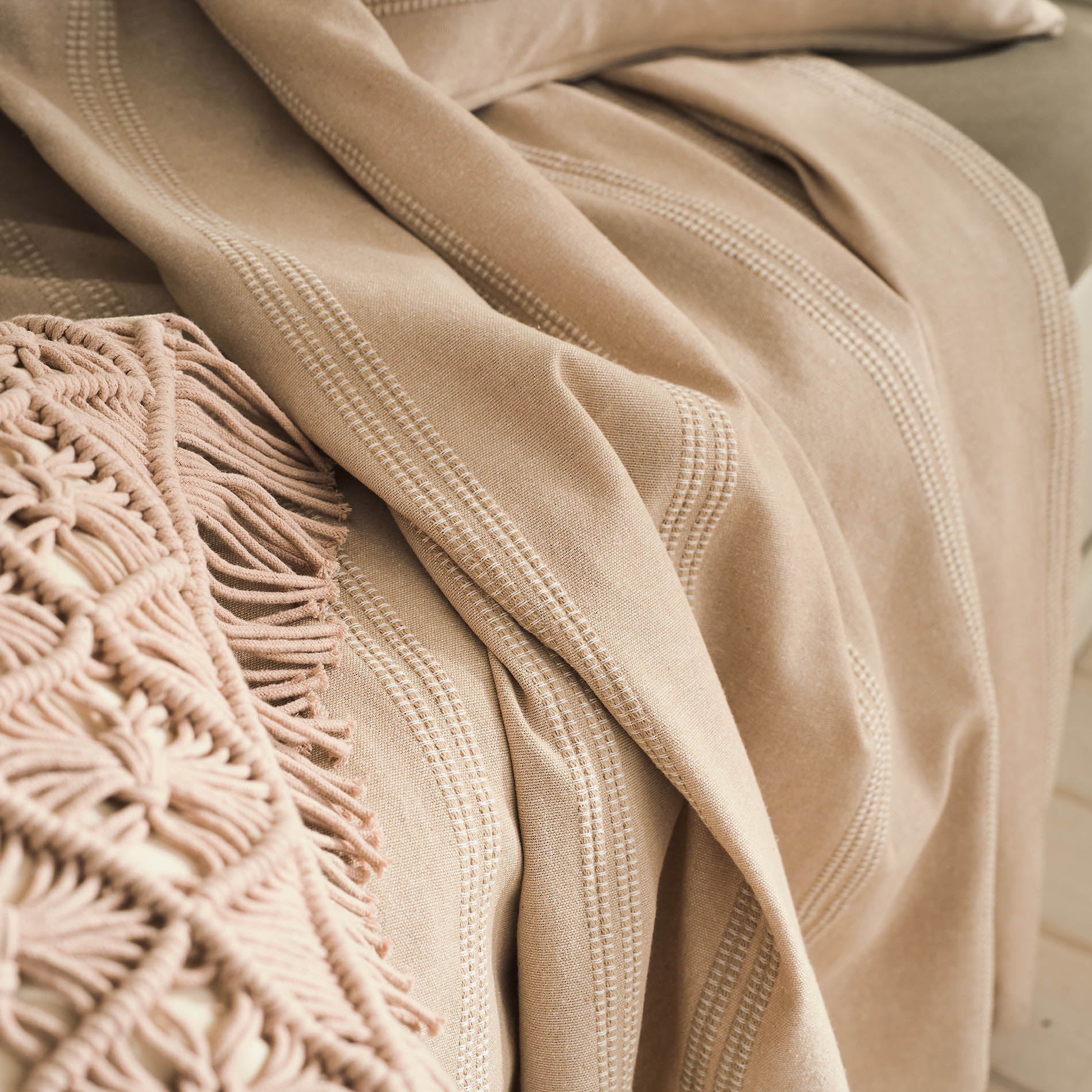 Throw Rathma Wet Sand Beige 375