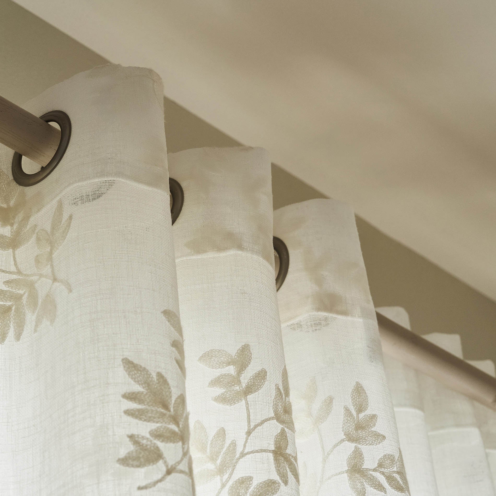 Curtain with studs 140x280cm Leaf Offwhite AW24 532/05