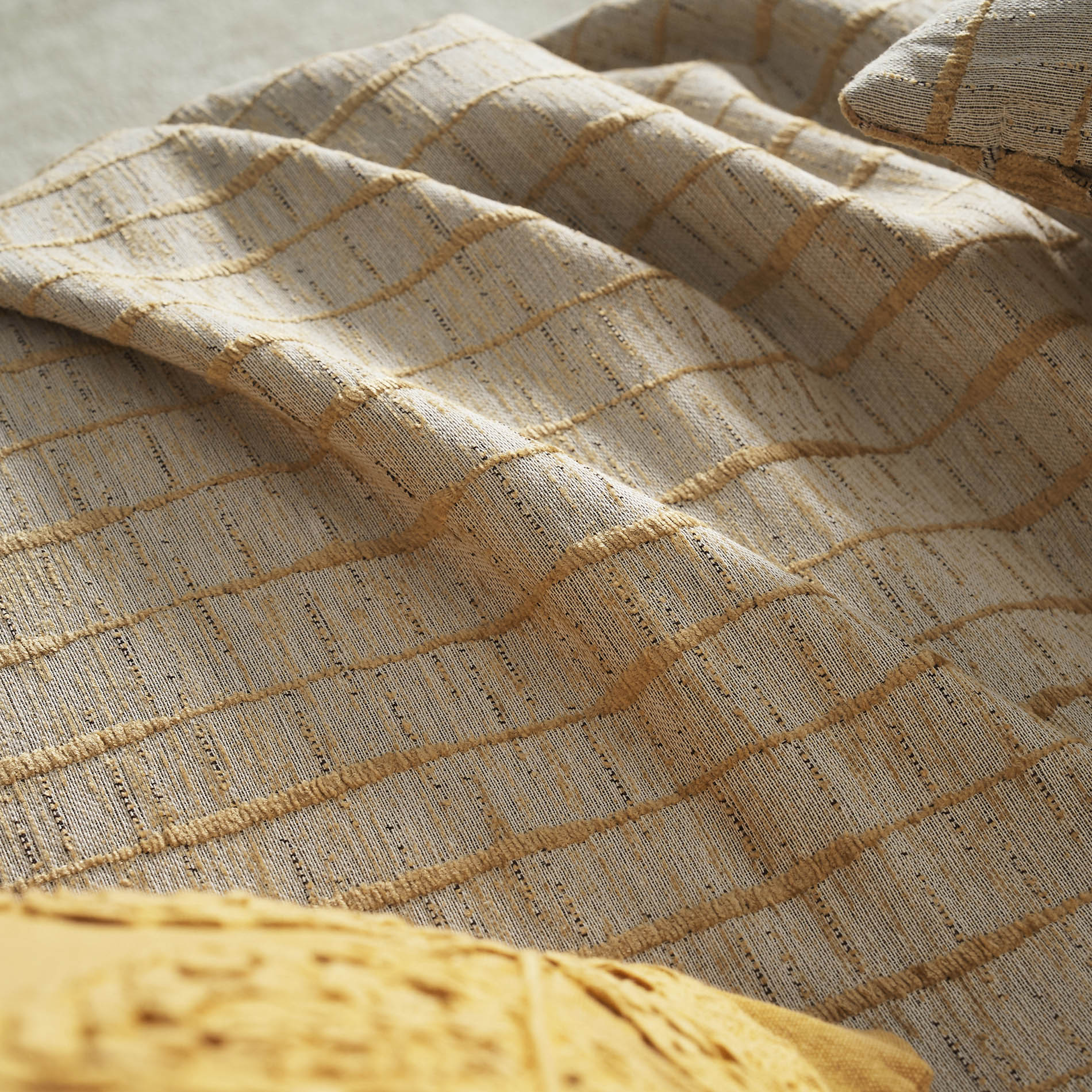 Vespera Leaf Gold Throw 148/04