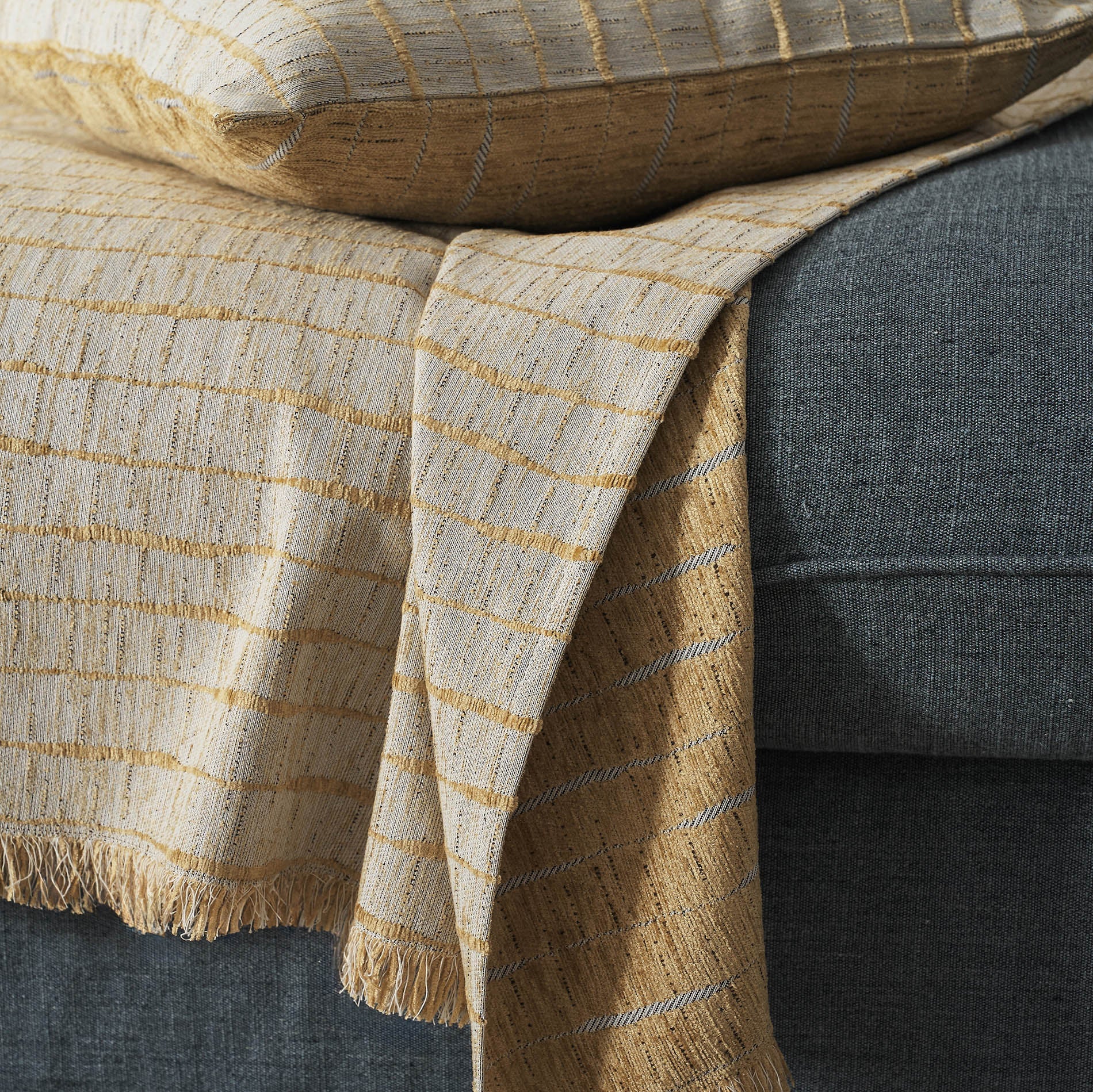 Vespera Leaf Gold Throw 148/04