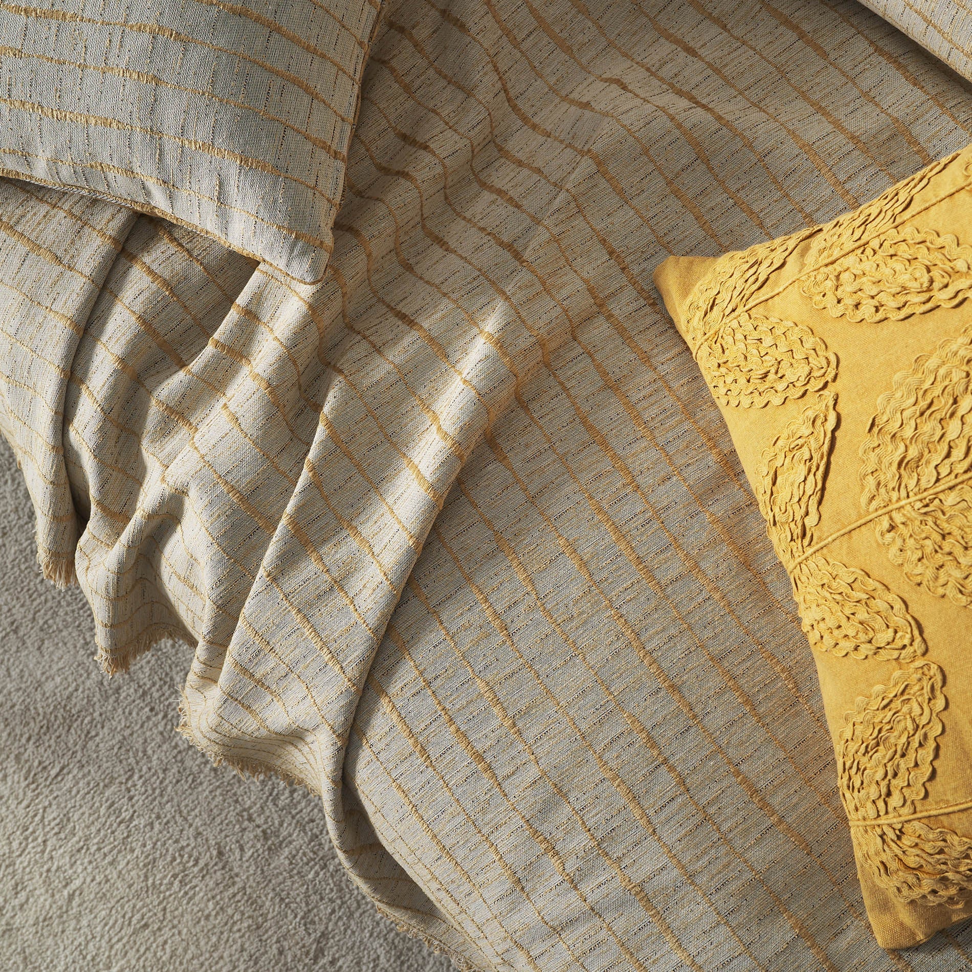 Vespera Leaf Gold Throw 148/04