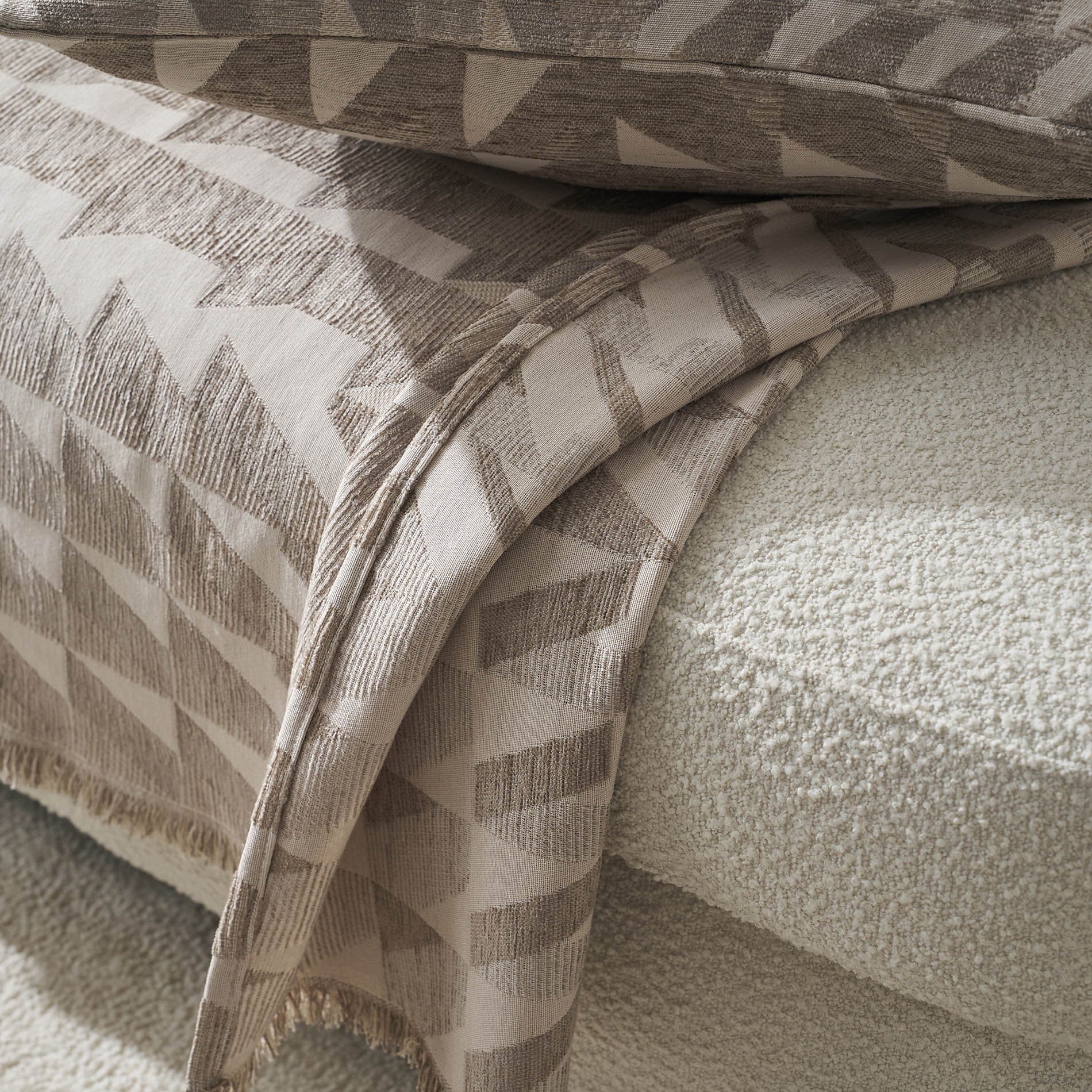 Throw Caspian Beige 156/06