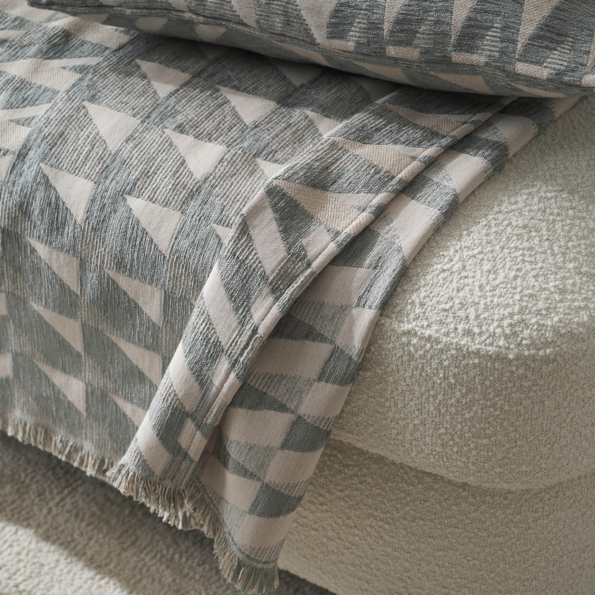 Caspian Weed Grey Throw 156/07