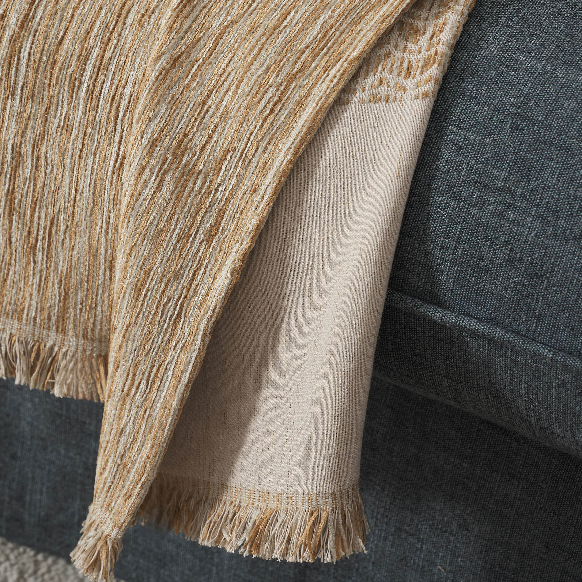 Meadow Leaf Gold Throw 160/04